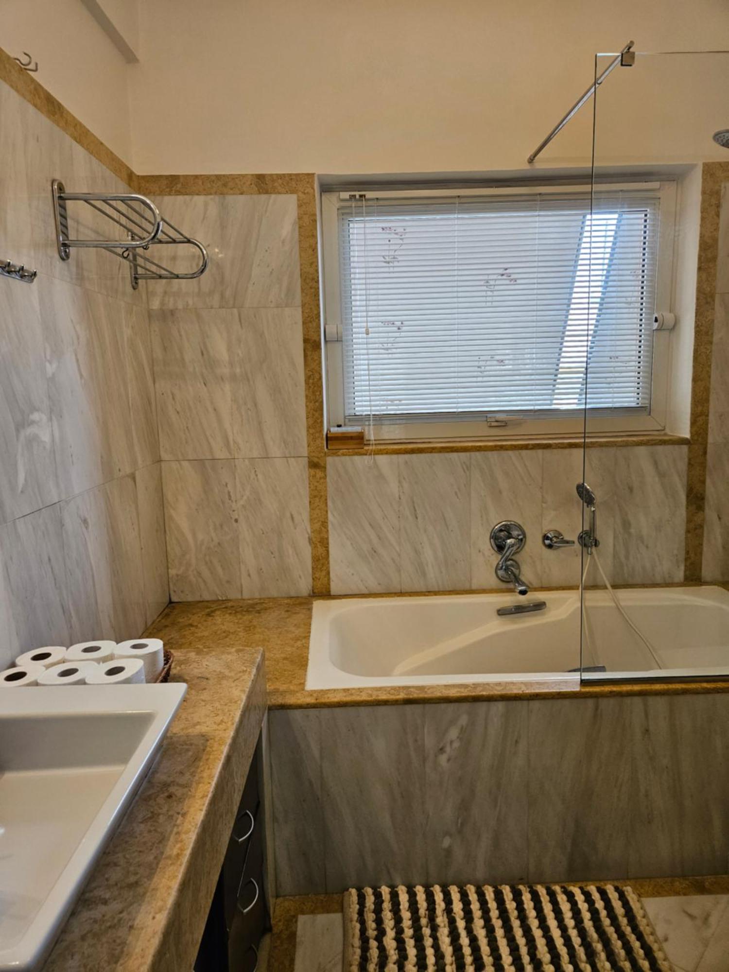 3 Bedder Condo In Ilisia, Megaro Mousikis เอเธนส์ ภายนอก รูปภาพ